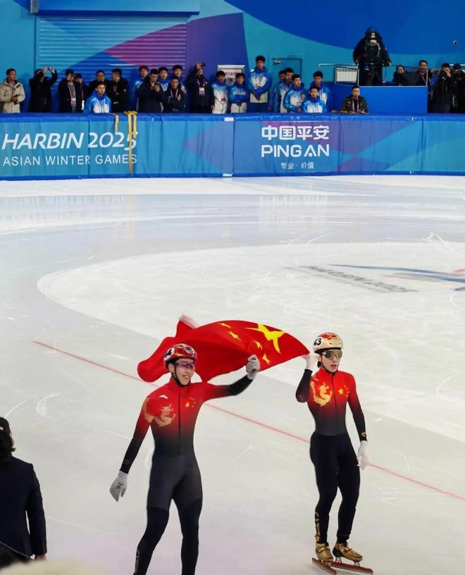 手都摔出去了重赛后中国队夺冠pg试玩亚冬会短道速滑决赛选(图5)