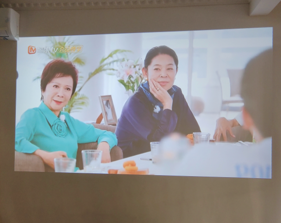 大眼橙C1D高亮版投影仪打造专属浪漫时光pg电子免费试玩模拟器情人节礼物推荐：(图3)